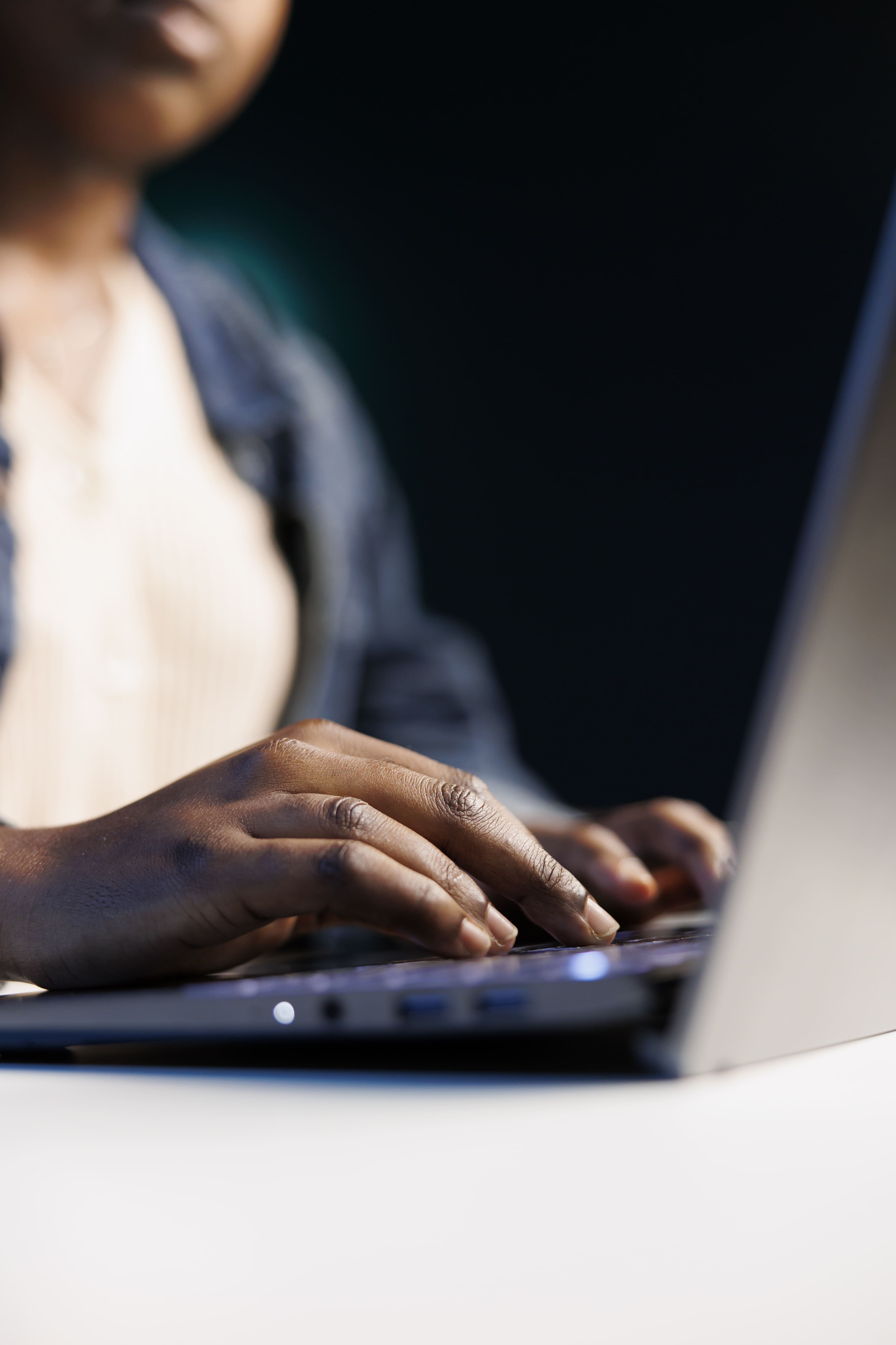 Un entrepreneur avance étape par étape vers le financement avec Go4Fund